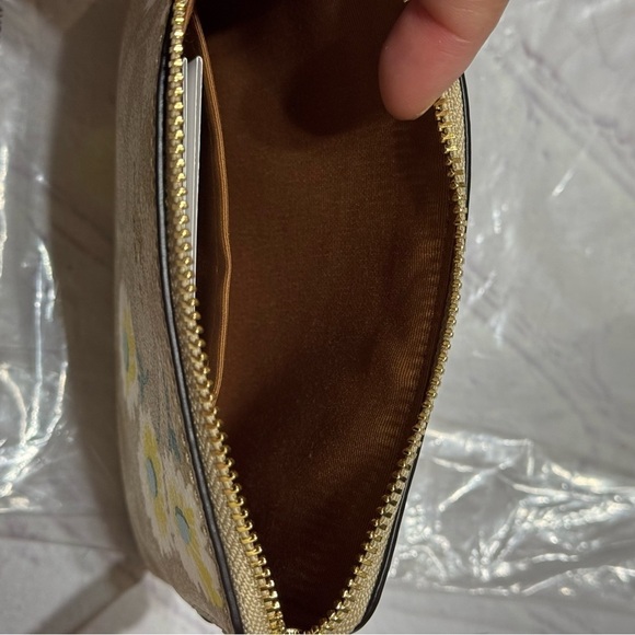COACH Corner Zip Wristlet In Signature Canvas With Daisy Flower Prints Nwt - Picture 5 of 8